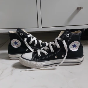 Svarta converse - Svarta höga all star converse i storlek 33-34. Dem är i bra skick. köpte dem för 450 och säljer dem för 400. Tar imot prisförslag. 