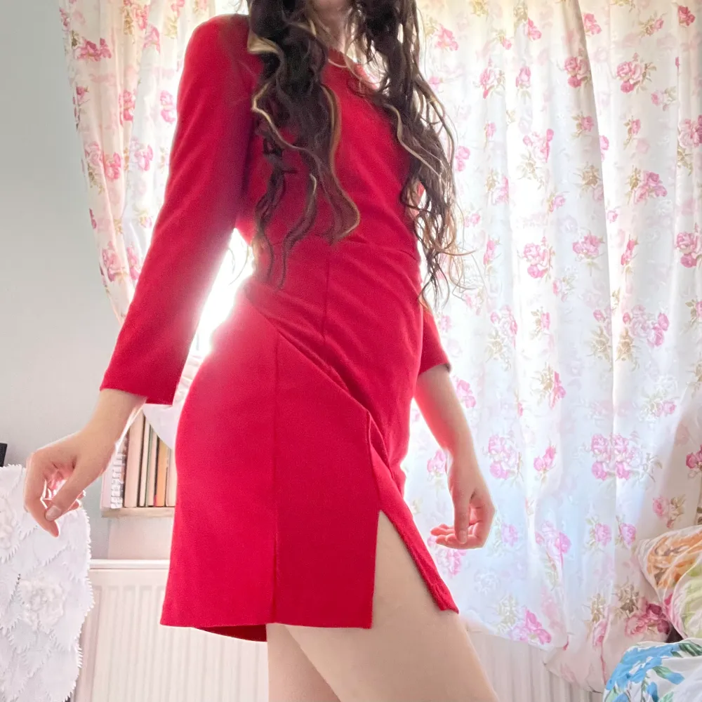 En jätte fint röd klänning som är helt ny. Kommer passa sjukt mycket på dig i sommar. . Klänningar.