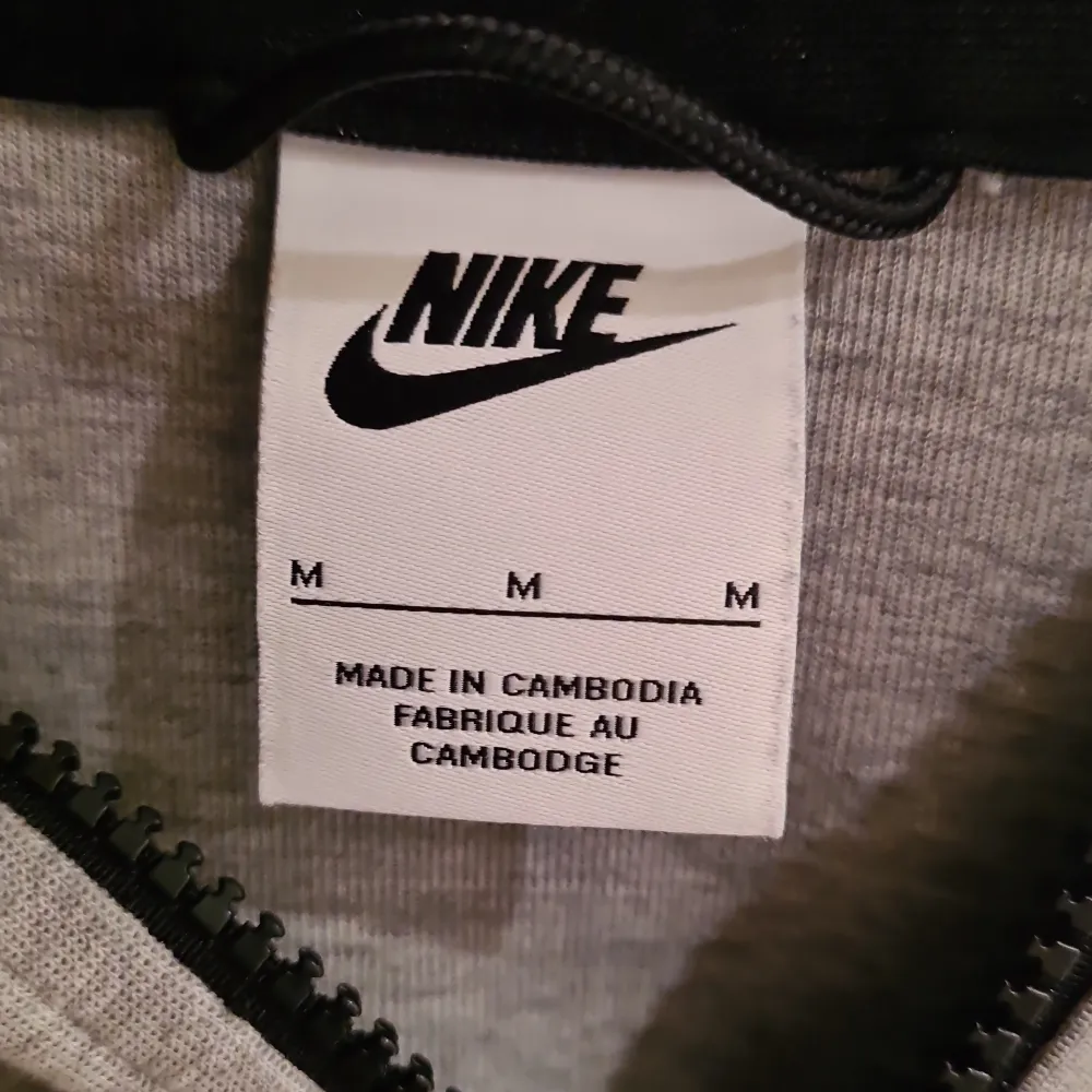 En grå Nike Tech fleece i storlek medium. Tröjan är i mycket bra skick och har bara använts ett par gånger. Den är riktig.. Hoodies.