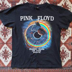 Pink Floyd bandtröja med Dark side of the moon motiv.   Inte använd så många gånger, trycket är helt och i superskick!🌻 