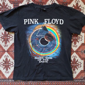 Pink Floyd bandtröja  - Pink Floyd bandtröja med Dark side of the moon motiv.   Inte använd så många gånger, trycket är helt och i superskick!🌻 