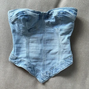 Jeans korsett - Ganska liten i storleken, skulle säga att den är en 32a istället för 34a💛  Köpt på Asos från märket AsYou Använd ett fåtal gånger🥰