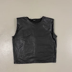 Tröja - Tröja med skinn material, super fin men kommer inte i användning mer. Har haft den en eller två gånger bara😊 Supersnygg för en mer edgy look!!