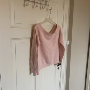 Sweatshirt från Gina Tricot  - Säljer denna söta sweatshirt från Gina Tricot. I fint skick. Storlek M. Detaljer vid ärmsluten. Båt-ringad. 