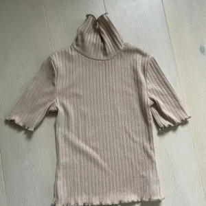 T-shirt NAKD - Säljer denna nästan nya t-shirt då den är lite liten för mig som vanligtvis har storlek 36💕 nypris 299. Säljer för 75💗