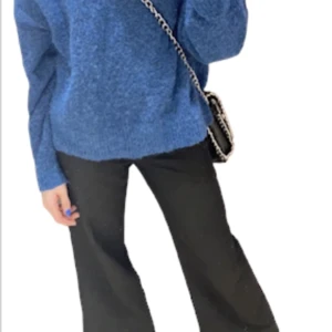 Lågmidjade kostymbyxor - Säljer dessa skitsnygga lågmidjade kostymbyxor i strl 26. Vet inte märker då jag klippt bort alla lappar men de är skitsnygga oxh säljer för jag behöver pengarna❤️