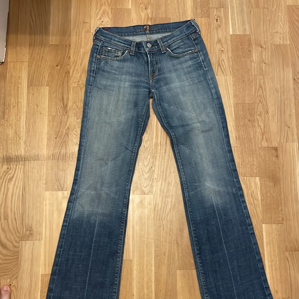 Mellanblå knappt använda snygga vintage jeans. Straight och low Rise  Storlek: 26 Ordinarie pris 1500kr. Jeans & Byxor.