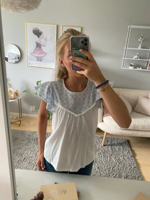 Blåvit volang tröja - Säljer denna jättesöta tröja då den inte längre kommer till användning💞 Tveka inte på frågor eller vid intresse🤗