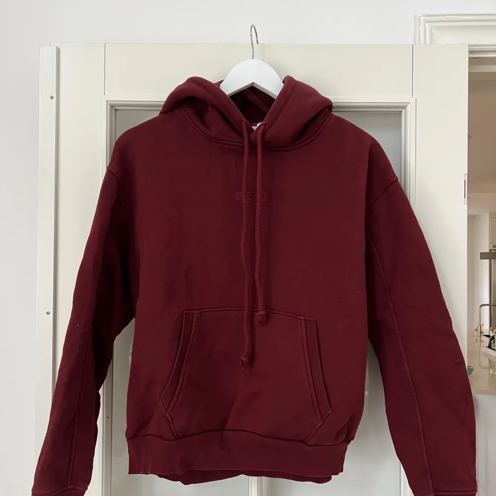 Vinröd hoodie från Levis i storlek Xs men funkar perfekt även för en som är S🌸 Tjockt materiel och lite större i storleken!Pris kan diskuteras. Alla kläder kommer självklart tvättas en extra gång innan leverans📦. Hoodies.