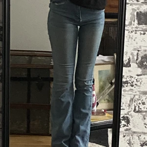 2 par byxor midwaisted - 2 par byxor i str 36 som inte används varav ett par av byxorna är mörkare än dem andra. dem är även bootcut. 100kr för båda