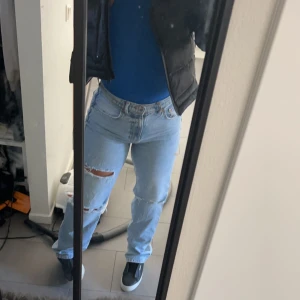 straight jeans - säljer dessa blåa straight jeans, dem är ur snygga men som jag bara tröttnat på. Dem säljs inte längre och är i storlek 36 med medelhög midja!💗