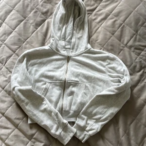 Grå hoodie - Snygg grå hoodie🤍