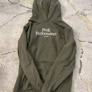 Grön peak hoodie i storlek 170/xs/s