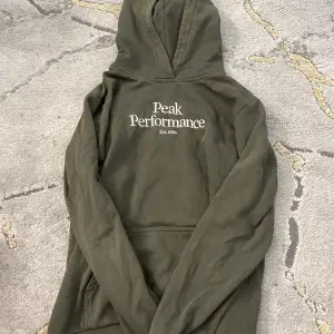 Grön peak hoodie i storlek 170/xs/s