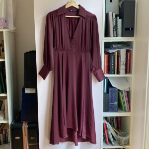 Klänning vinröd  - Från zara. Aldrig använd. Vinröd 