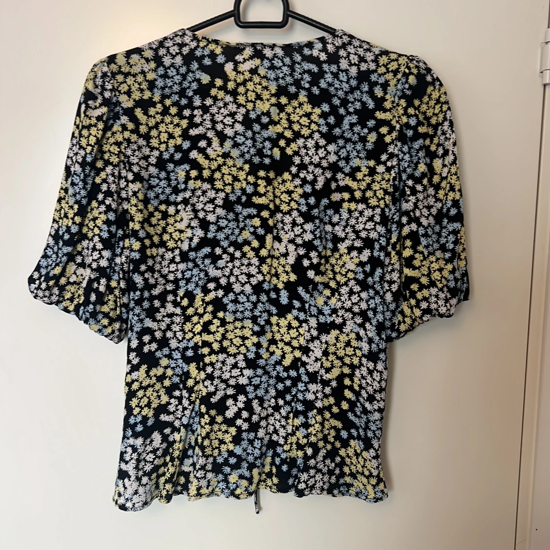 Svart topp med blommigt mönster i blått och gult i viskos - 91