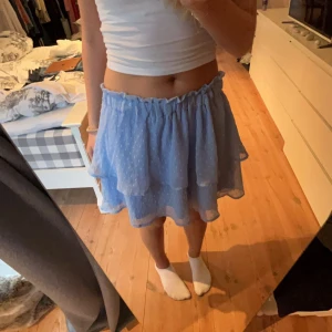 Volangkjol - Säljer denna jättesöta volangkjol ifrån Hm som inte säljs längre. Jättegulliga detaljer på den och väldigt fin färg. Kjolen har resor i midjan så är väldigt flexibel. I st xs men passar absolut en S. Tryck på köp nu❤️