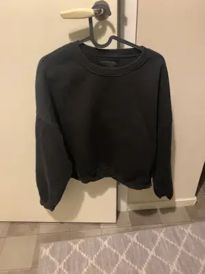 En sweatshirt som har använts en gång men kommer inte till användning 