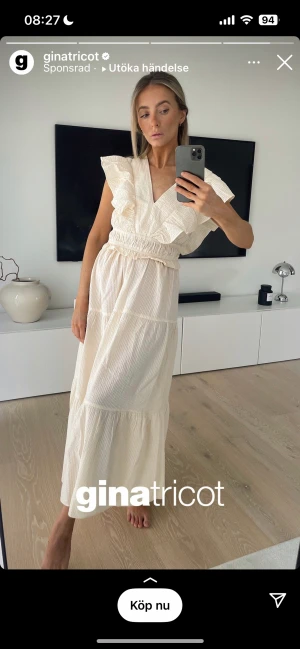 Klänning - Säljer denna klänning som varit slutaåld hos gina tricot hela sommaren! Använd 1 gång