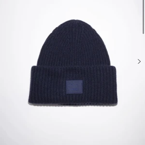 Acne mössa  - Säljer min älskade acne mössa då jag tröttnat lite på den och är i behov av pengar💖 nypris 1500 kr och mitt pris är 850 kr! Pris går att diskutera
