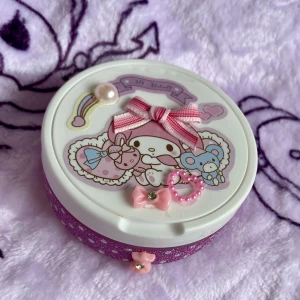 My Melody snusdosa - Handgjord snusdosa med My melody motiv!  💗 För dig som har en söt aesthetic och vill ha en lika söt dosa!   Om inte My melody är din sanrio favorit så kolla mina andra annonser!   Obs Dosan är tom och desinfekterad! 🪻