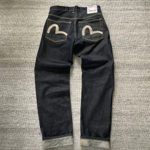 Evisu jeans  - Evisu vintage jeans i perfekt skick! Size 34 sitter mer 32 i midja! 