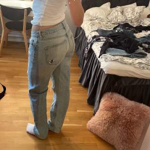 Säljer dessa ljusblå jeans från Gina då jag har flera liknande. Storlek 36 och köpta i våras💗köp direkt för 150kr + frakt
