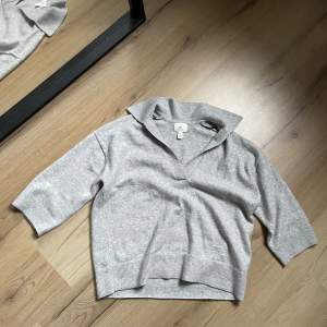 Stickad grå tröja med trekvartsärmar och krage. Köpte tröjan förra året men använt endast en gång så den är i fint skick! Bara att skriva för fler bilder🤍