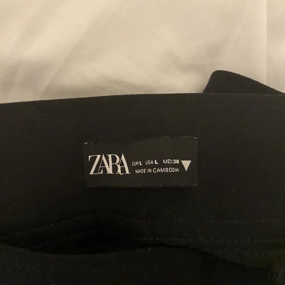 Svarta tights i ett tjockare och finare material frĂ„n Zara đ©” SĂ€ljer dĂ„ jag inte hittar anvĂ€ndning för dem, anvĂ€nda ett fĂ„tal gĂ„nger đ. Farkut & Housut.