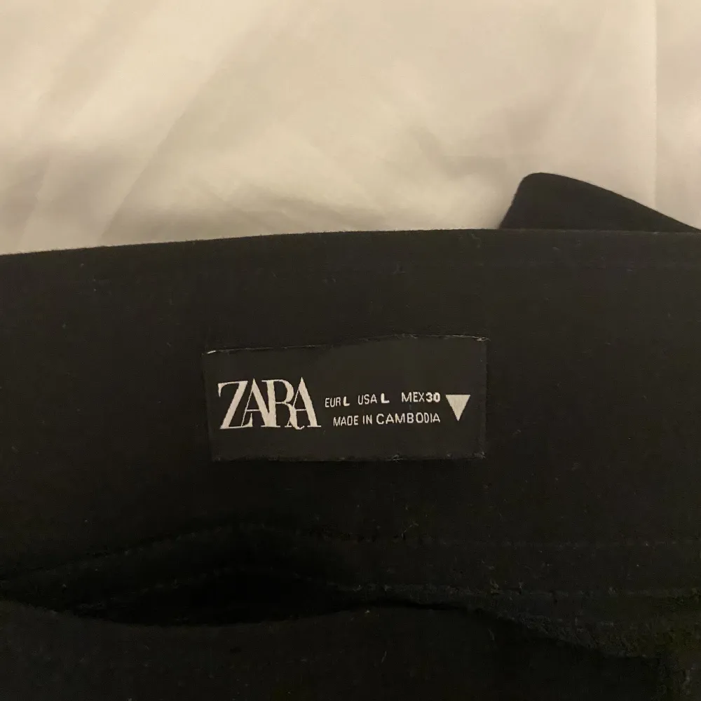 Svarta tights i ett tjockare och finare material från Zara 🩵 Säljer då jag inte hittar användning för dem, använda ett fåtal gånger 💙. Jeans & Byxor.