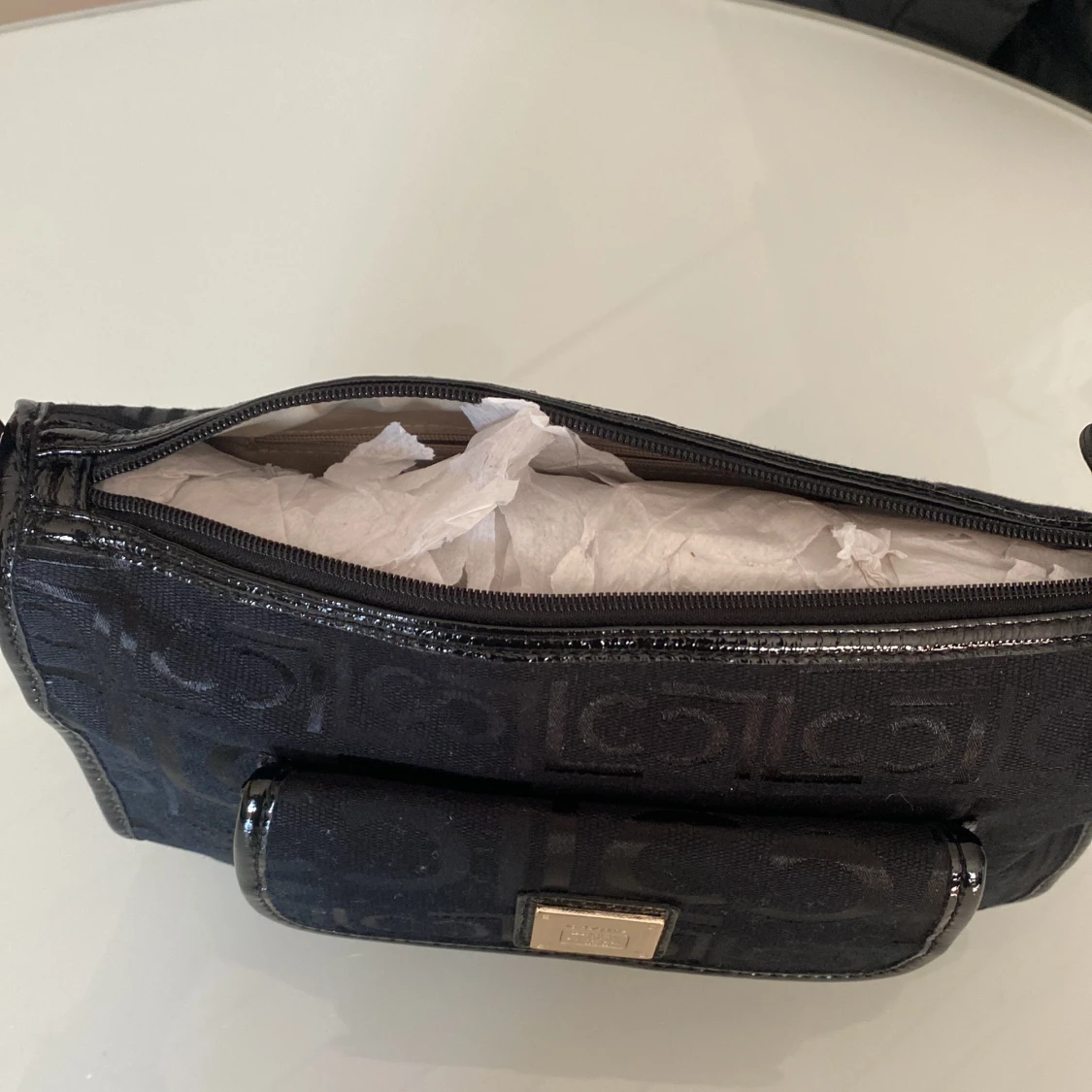 Helt ny svart oanvänd handväska  - 91