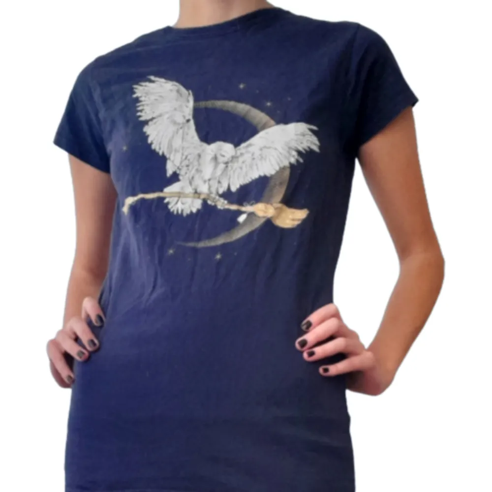 Mörklila tröja med tryck av en uggla, kvast och guldig skärmåne. Använd gärna köp nu/prisförslag funktionen. T-shirts.