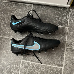 Nike tiempo - Superbra skick, box medföljer, använda några träningar på gräs, säljer för att jag har fått ett nytt par, funkar för båda gräs och konstgräs, pris går o diskuteras, kan byta mot ett par fotbollsskor storlek 45