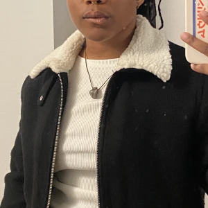 Black faux fur colar jacket - I väldigt bra skick, bara använt ett fåtal gånger. Super varm och bra för höst/vinter  
