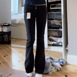 Säljer dessa jättesnygga svarta jeansen med fickor på ( de har inga bakfickor). Passar bra på mig som är runt 170 cm lång men passar även kortare än så. 