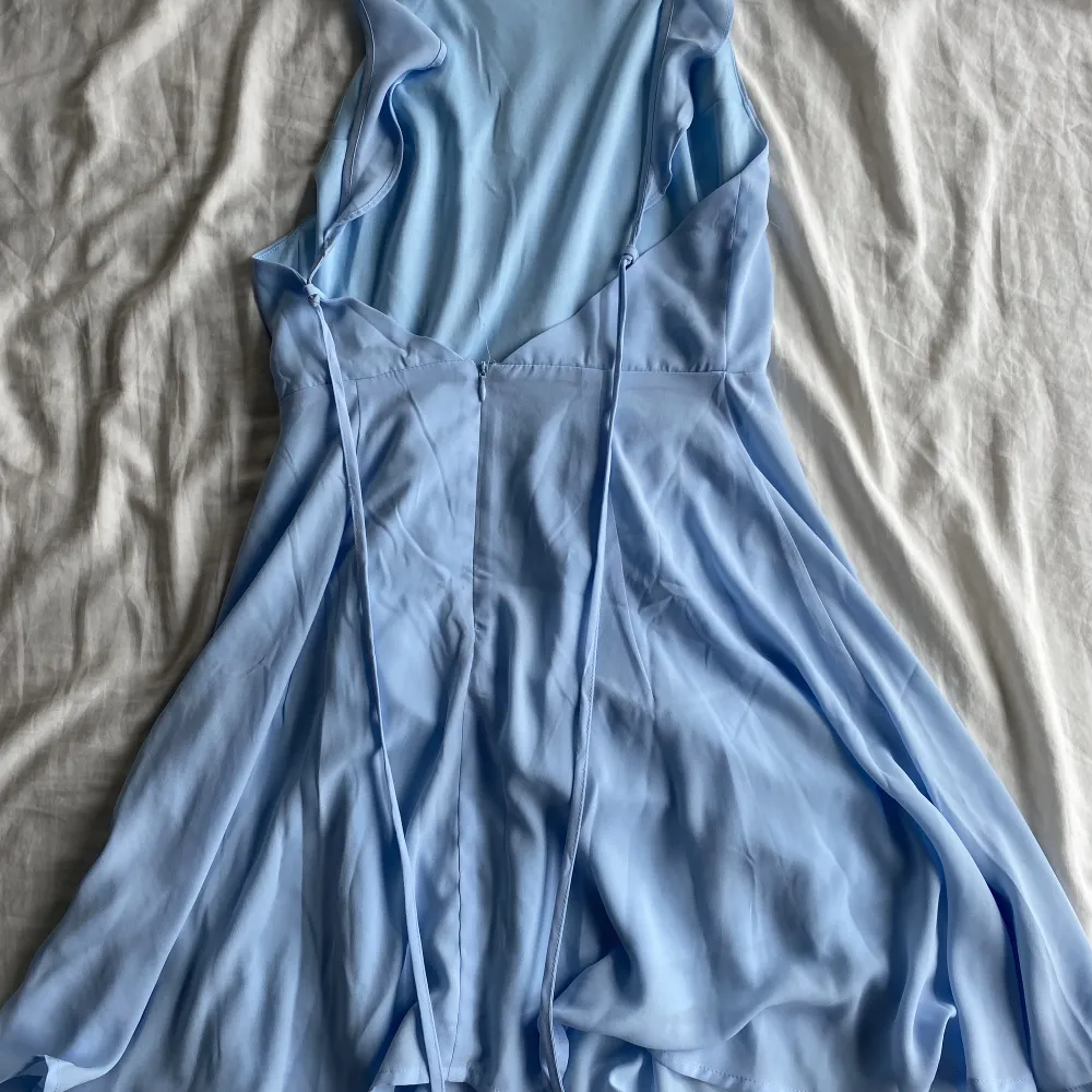 Superfin ljusblå klänning från Nelly som inte riktigt passar mig längre köparen står för frakt . Klänningar.