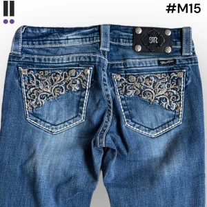 lågmidjade M15 MissMe Bootcut jeans M15 - MissMe jeans i model Boot 💜 Tag 27W 💜Midja (rakt över) 37cm 💜 Innerben 84cm 💜 Ytterben 107cm 💜 Benöppning 22cm 💜  💜Våra mått blir W=29 och L=33 💜 Men jämför alltid måtten med ett par jeans som sitter bra 💜