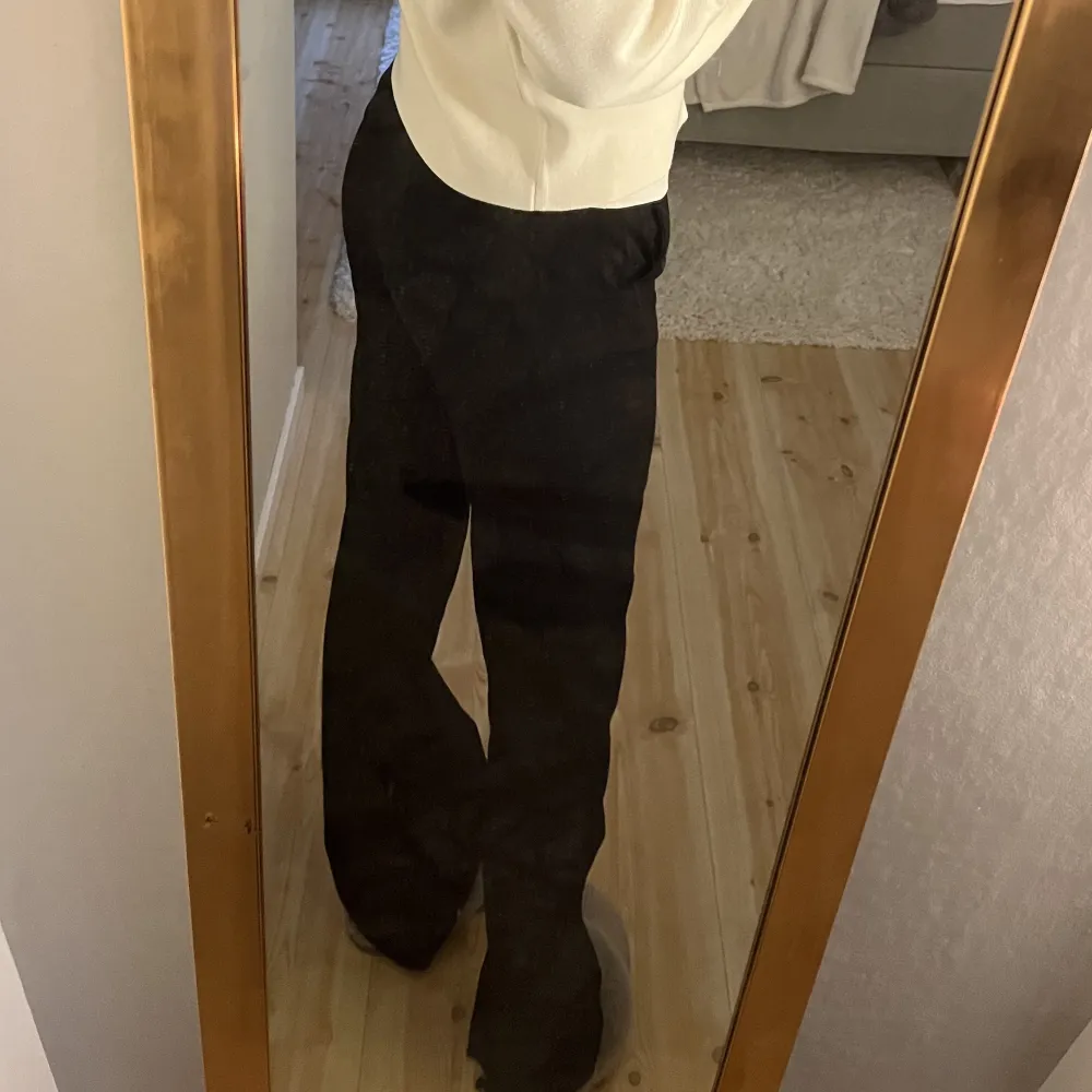Svarta långa kostymbyxor från Lindex.  Köptes för 1 år sedan ungefär och är inte jätte använda. Dem är väldigt långa på mig som är 173, men har dock vikt ner dem där nere för o få dem ännu längre 😁 Frågor eller fler bilder? Hör av dig! 🙌🏼. Jeans & Byxor.