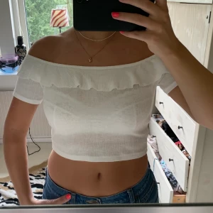 Topp - Jättesöt vit off-shoulder topp med fin volang! Den är ganska liten i storleken så skulle säga att den mer är som en S (även XS funkar).