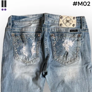 lågmidjade MissMe Bootcut jeans M02 - MissMe jeans i model Boot 💜 Tag 28W 💜Midja (rakt över) 39cm 💜 Innerben 77cm 💜 Ytterben 100cm 💜 Benöppning 24cm 💜 Färgen har spruckit på baktagen 💜Våra mått blir W=30 och L=30💜 Men jämför alltid måtten med ett par jeans som sitter bra 💜