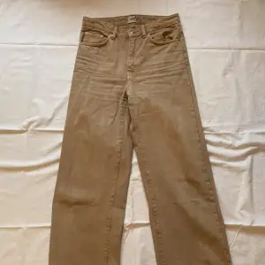 Bruna vida jeans från lager 157 i modellen boulevard med fickor bak och fram, köparen står för frakten och priset går att förhandla 