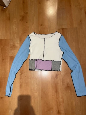 Topp - Söt topp, använd några gånger så den är in fint skick precis som allt annat här på min plick 💕