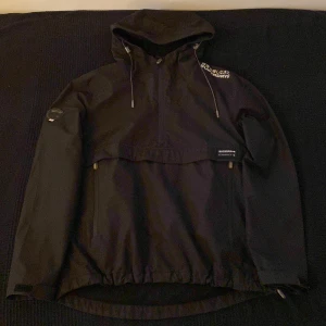 Superdry fodrad vindjacka  - Superdry vindjacka  Storlek: XS Skick: använd en skidresa ett litet märke på en armbågen.  Nypris: 1200 kr  Pris: 400