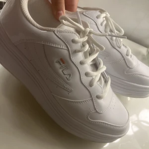 Fila skor - fina fila sneakers som jag endast använt någon få gång, Storlek 39 men små i storleken! 