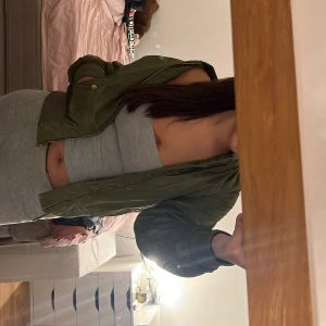 Jacka NA-KD - Fin grön/oliv jacka från ”Josefin Ekström for NA-KD”💚 Bra omhändertagen, Ny skick - använd 1 gång. Det är en jättefin jacka som passar perfekt till hösten och våren