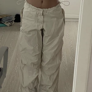 Fallskärmsbyxor - Säljer mina parachute pants från urban outfitters. Byxorna har endast blivit använda 2-3 gånger, org pris 750kr. Skriv för fler bilder eller mått, pris kan diskuteras🙏💗