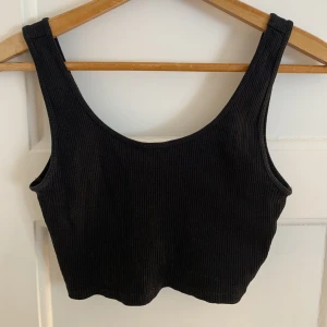 Ribbat linne - Svart ribbat kort linne från Gina tricot i storlek s. Fint skick.