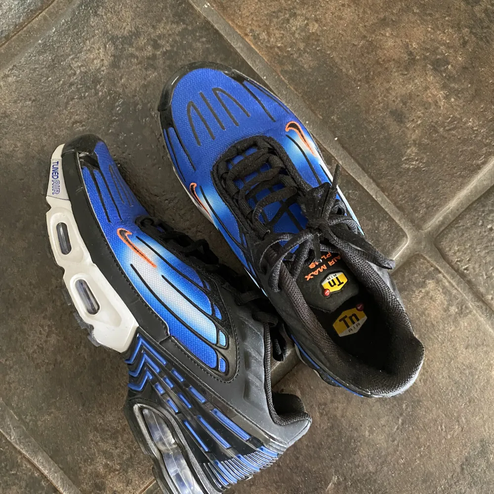 nike air max plus, blåa. använda max 10ggr, dock jävligt sköna men går bara i tofflor så gunnar aldrig ha dem hahahahah. nypris 1,900-2,200 strl 39. Skor.