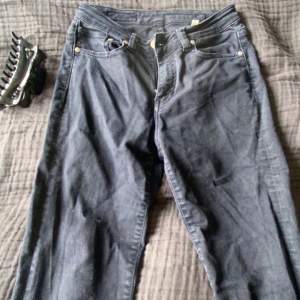 Utsvängda jeans, mörk blå, Använda antal gånger men fortarande i bra skick! Köpa för ca 1400, Passar mig som är 169. priset kan diskuteras 