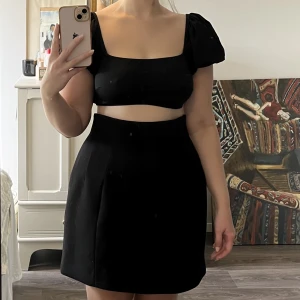 Minikjol - Svart formsydd minikjol från & Other Stories. Väldigt smickrande i och med formen och det tjockare tyget men är tyvärr för stor för mig :)